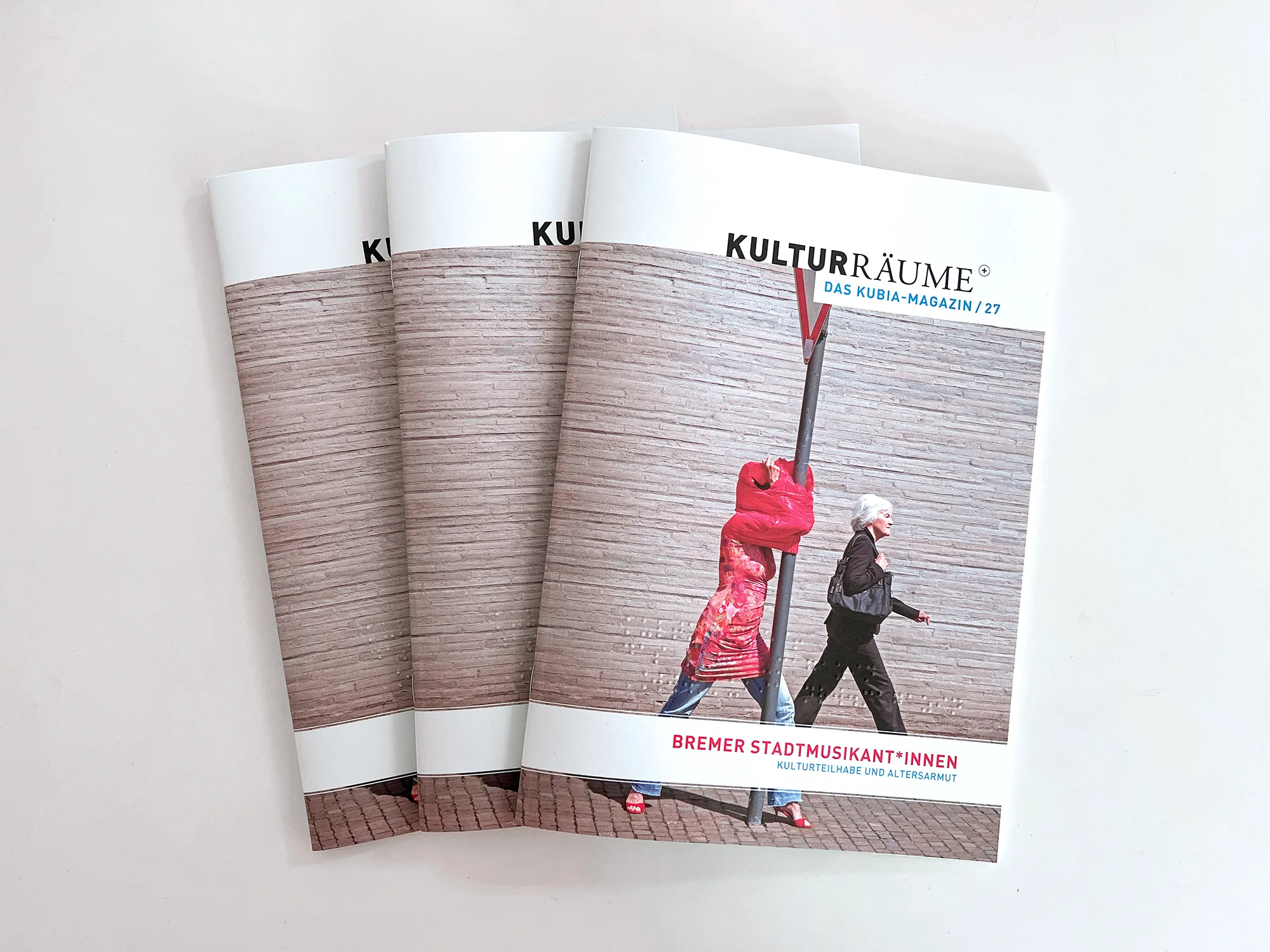 Foto von 3 fächerartig präsentierten Exemplaren eines Magazins mit dem Titel„Kulturräume“