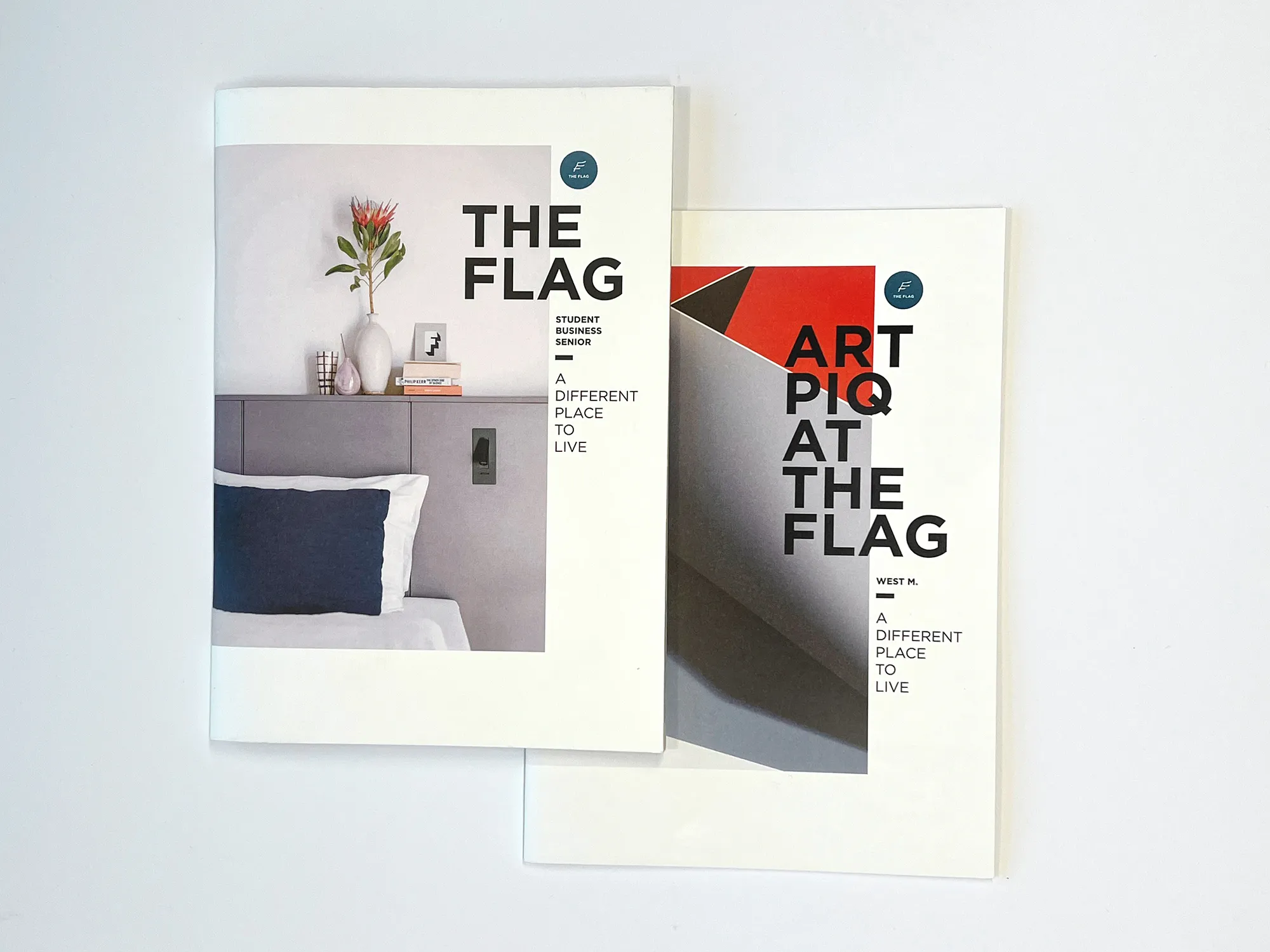Foto von zwei Hochformatigen, geschlossenen Broschüren mit der Aufschrift „The Flag“ und „Art Piq at the Flag“
