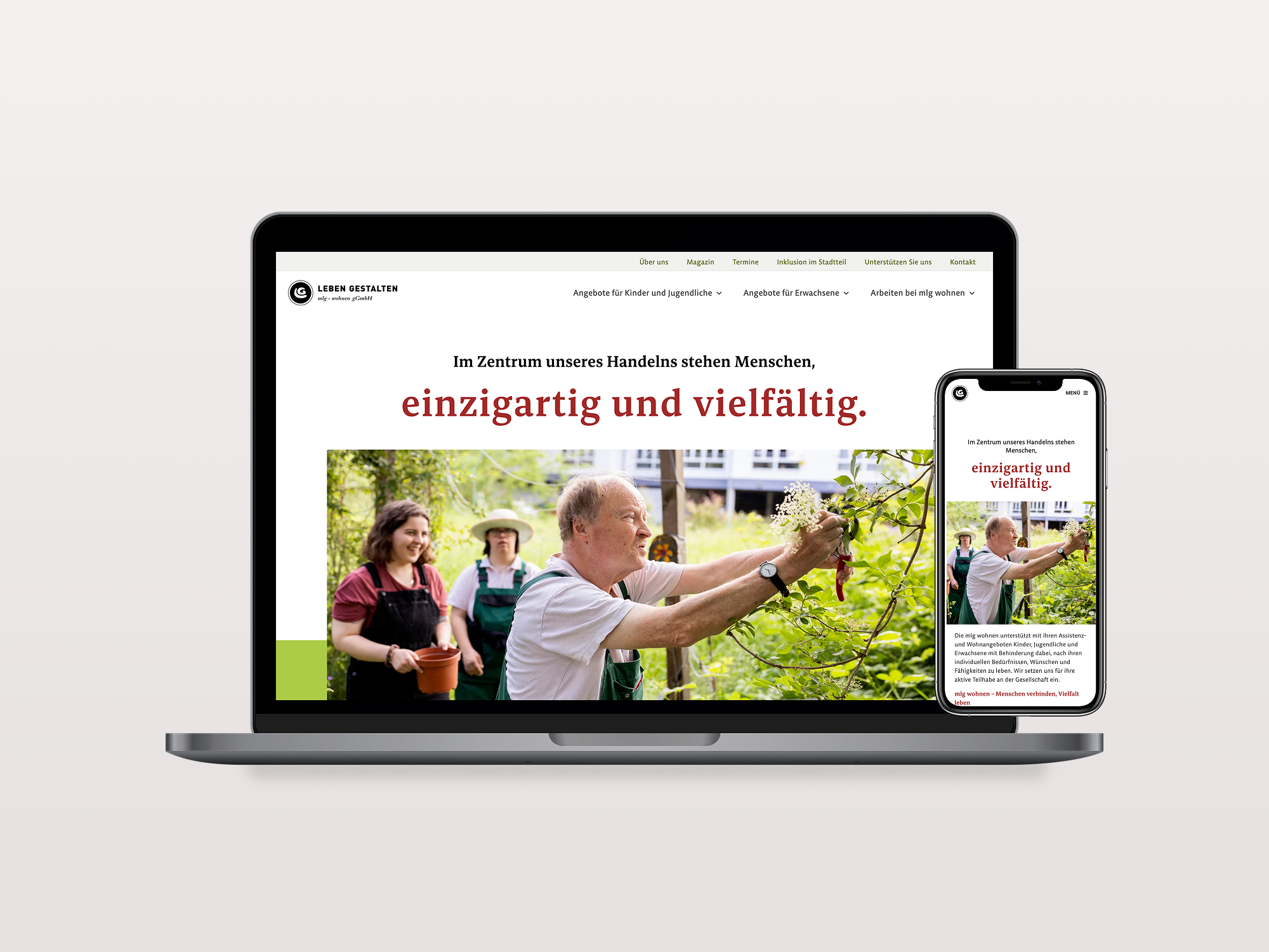 Abbildung eines Laptops und eines Handys, auf deim eine Webseite zu sehen ist. Diese wiederum zeigt ein großformatiges Foto eines älteren Mannes, der eine Holunderblüte von einem Busch abschneidet.